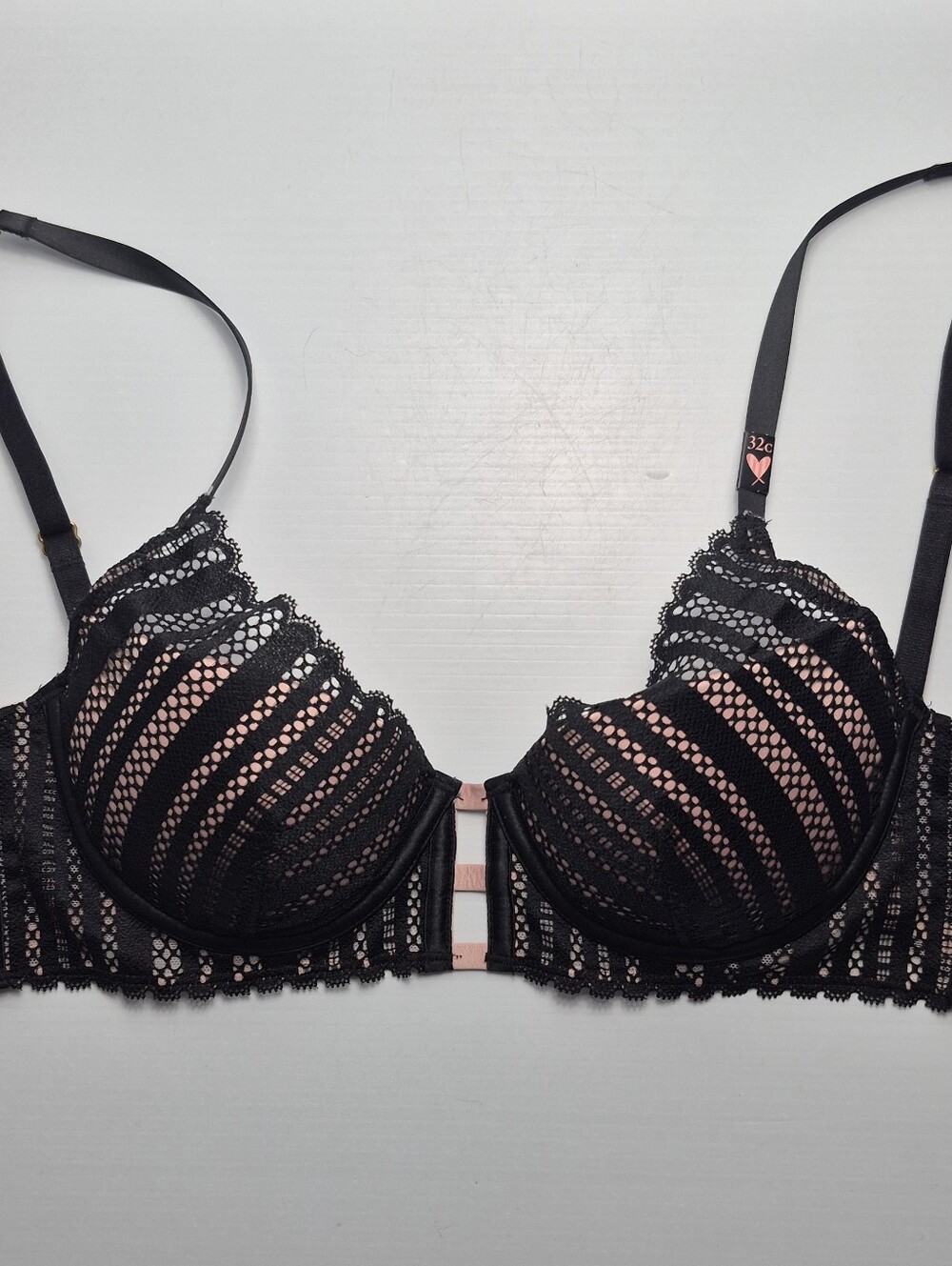 Victorias Secret Bra 32C Black Luxe Lace Lightly Padded Underwired Plunge Bra
